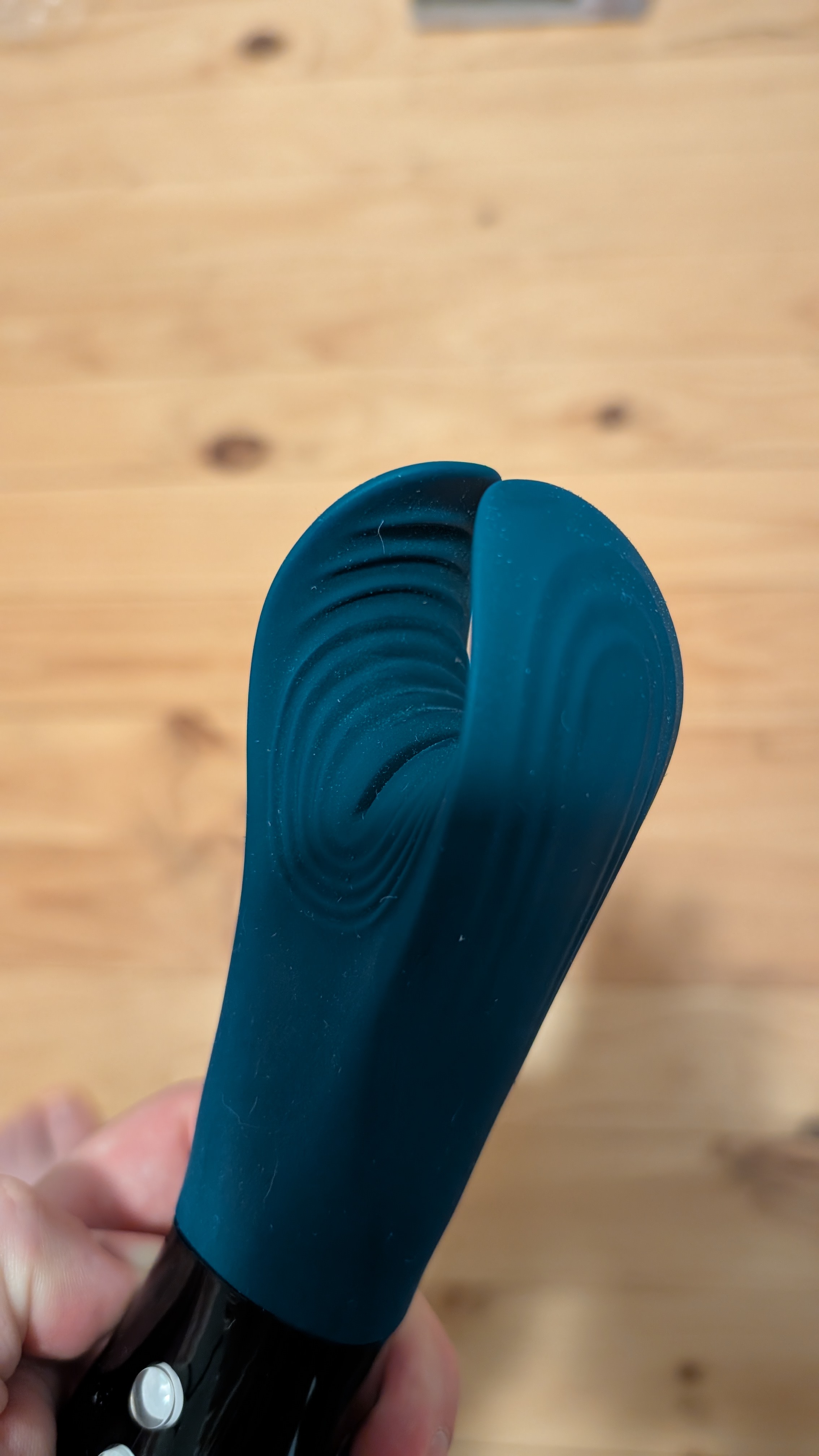 Detail show of the ridges on the inside of the wings that help hold lube.