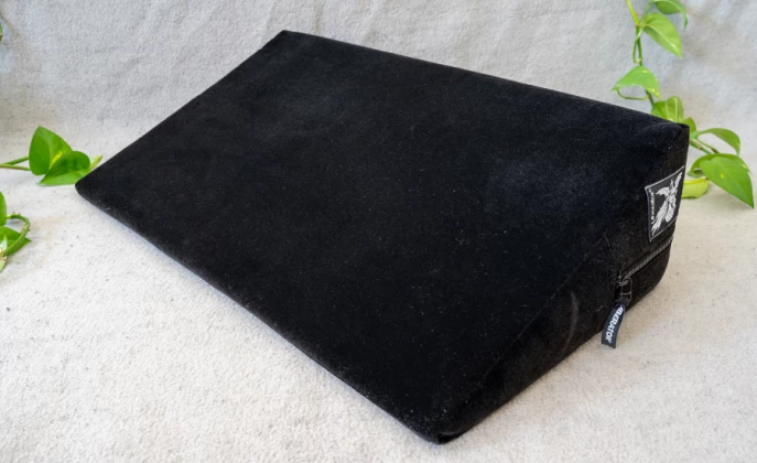 Liberator Wedge Review – The Sex Cushion That’s Always in Bed (Even When We’re Not) ☺️