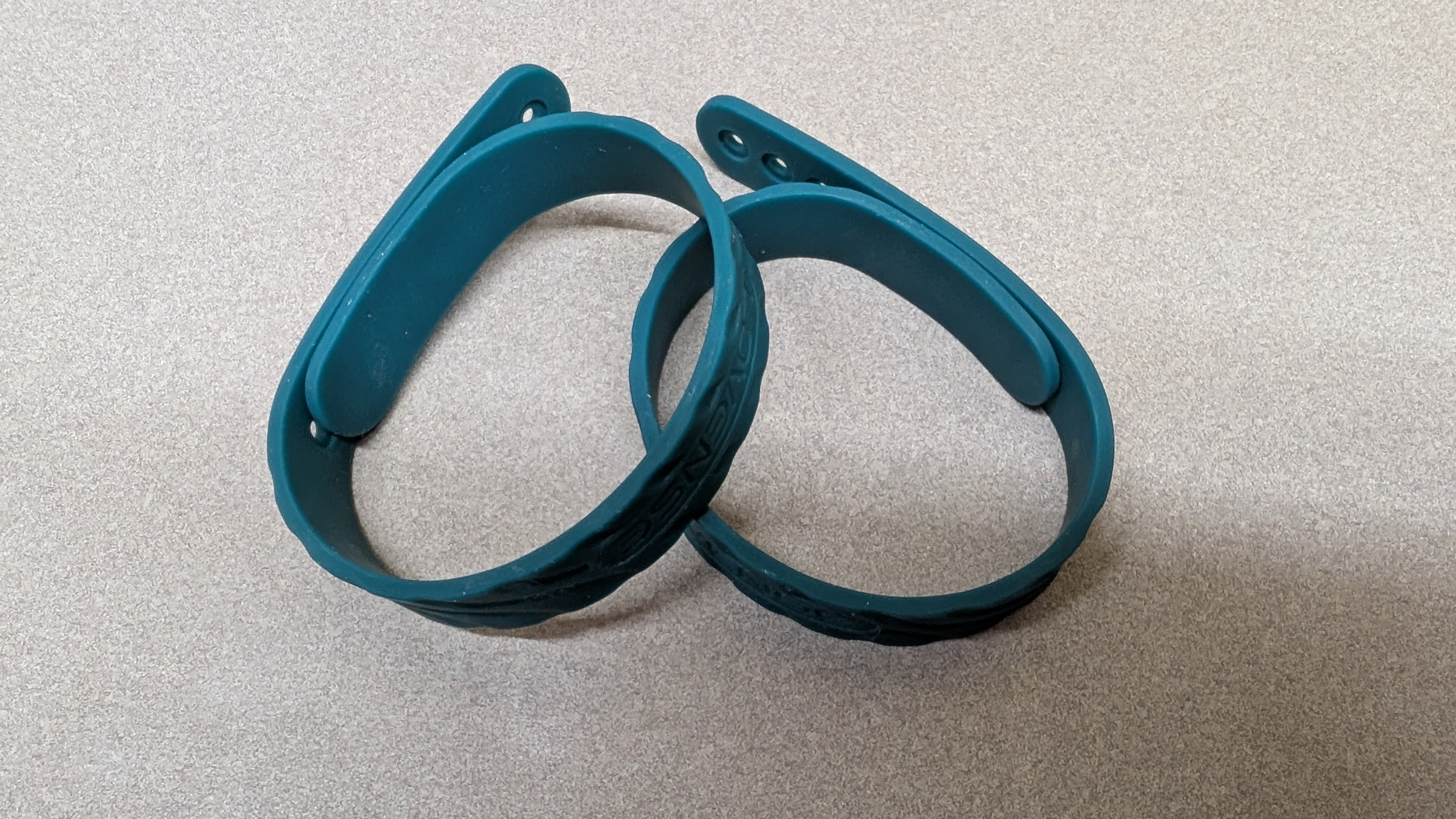 Featured is the adjustable silicone bands included in the package. Featured is the adjustable silicone bands included in the package.