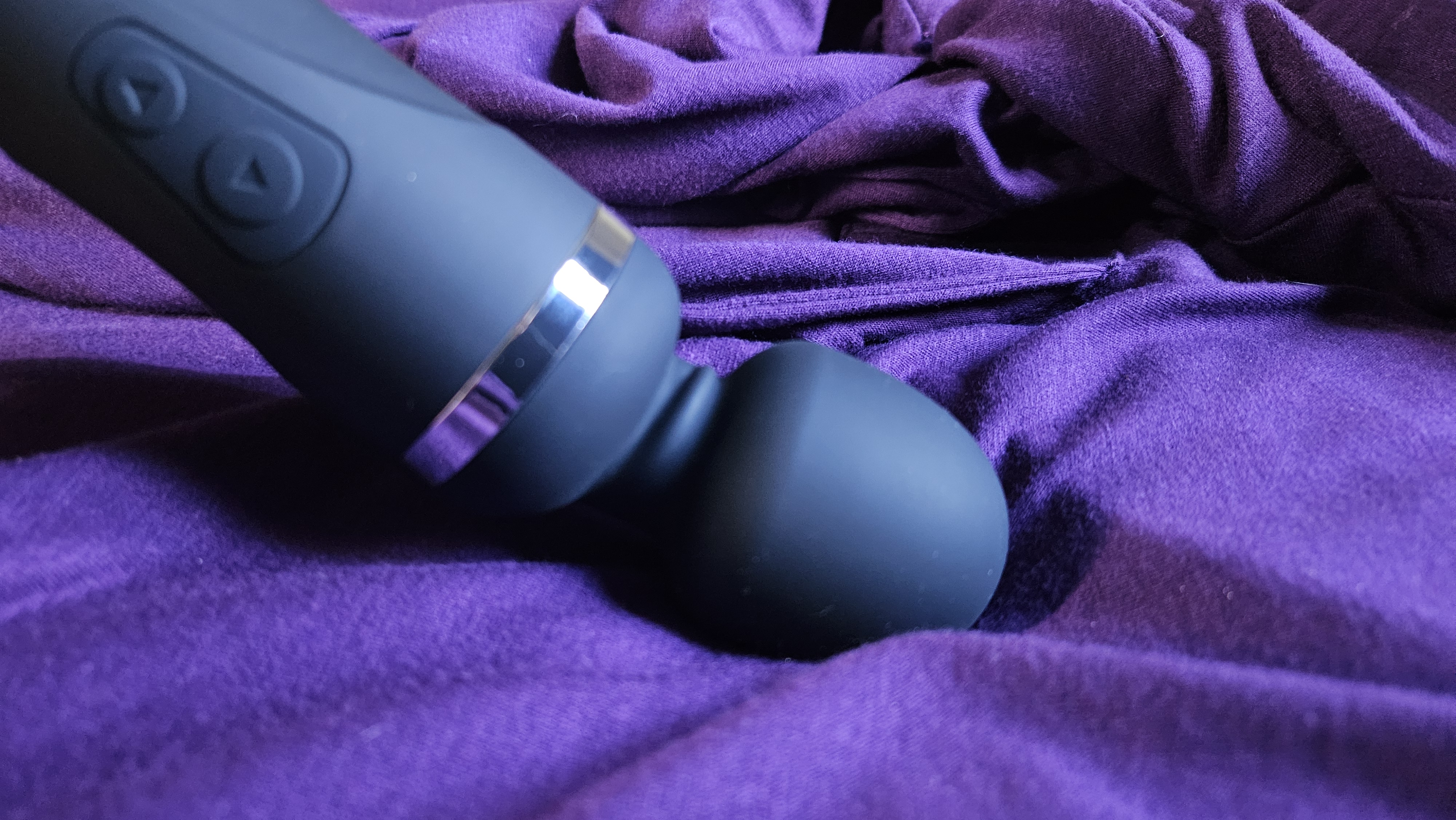 Showing the flex in the neck of the Domi 2 wand vibrator. Showing the flex in the neck of the Domi 2 wand vibrator.