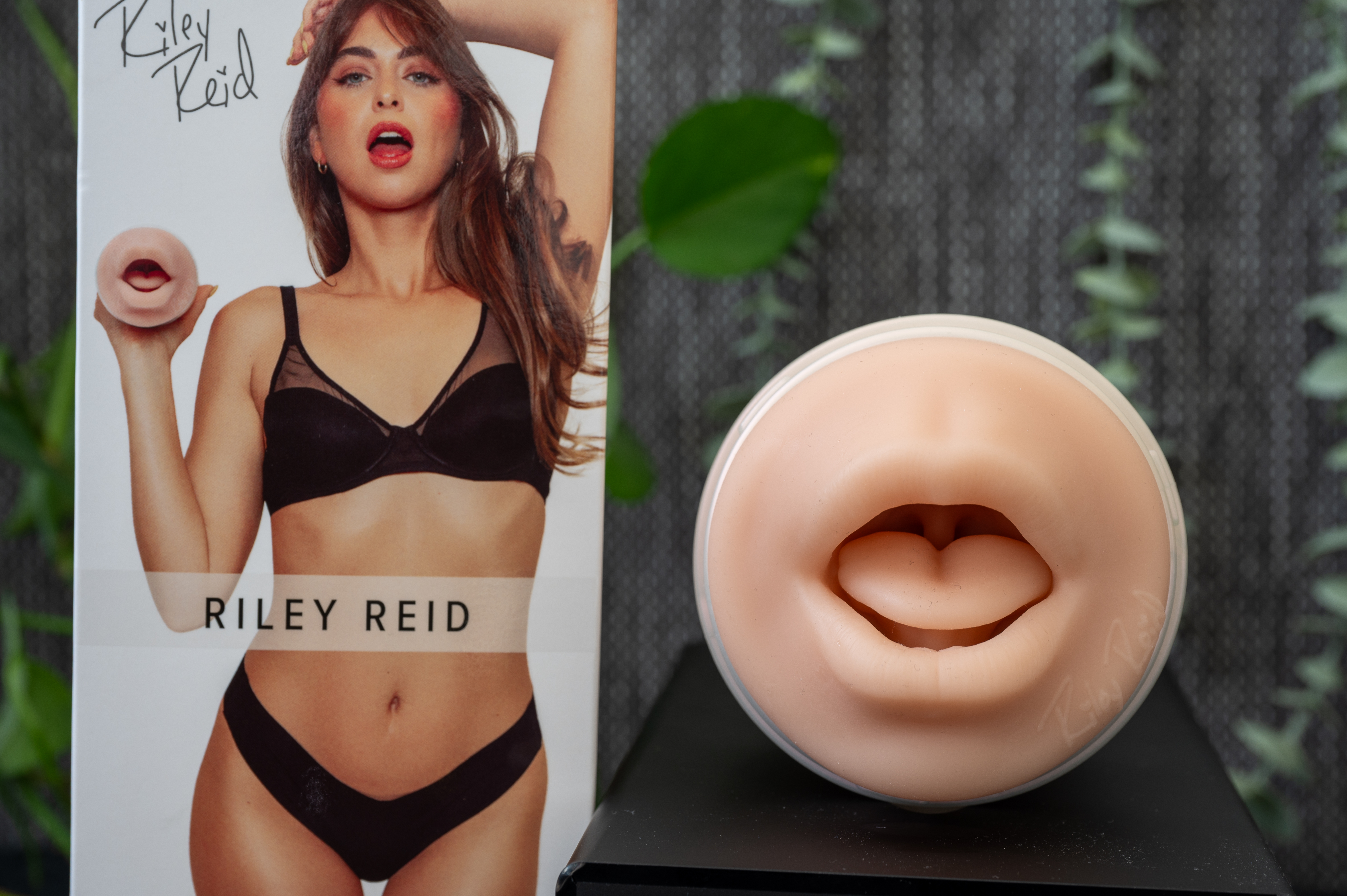 Fleshlight Riley Reid Review – Insomnia: The Mouth That Might Ruin You For Others 😏