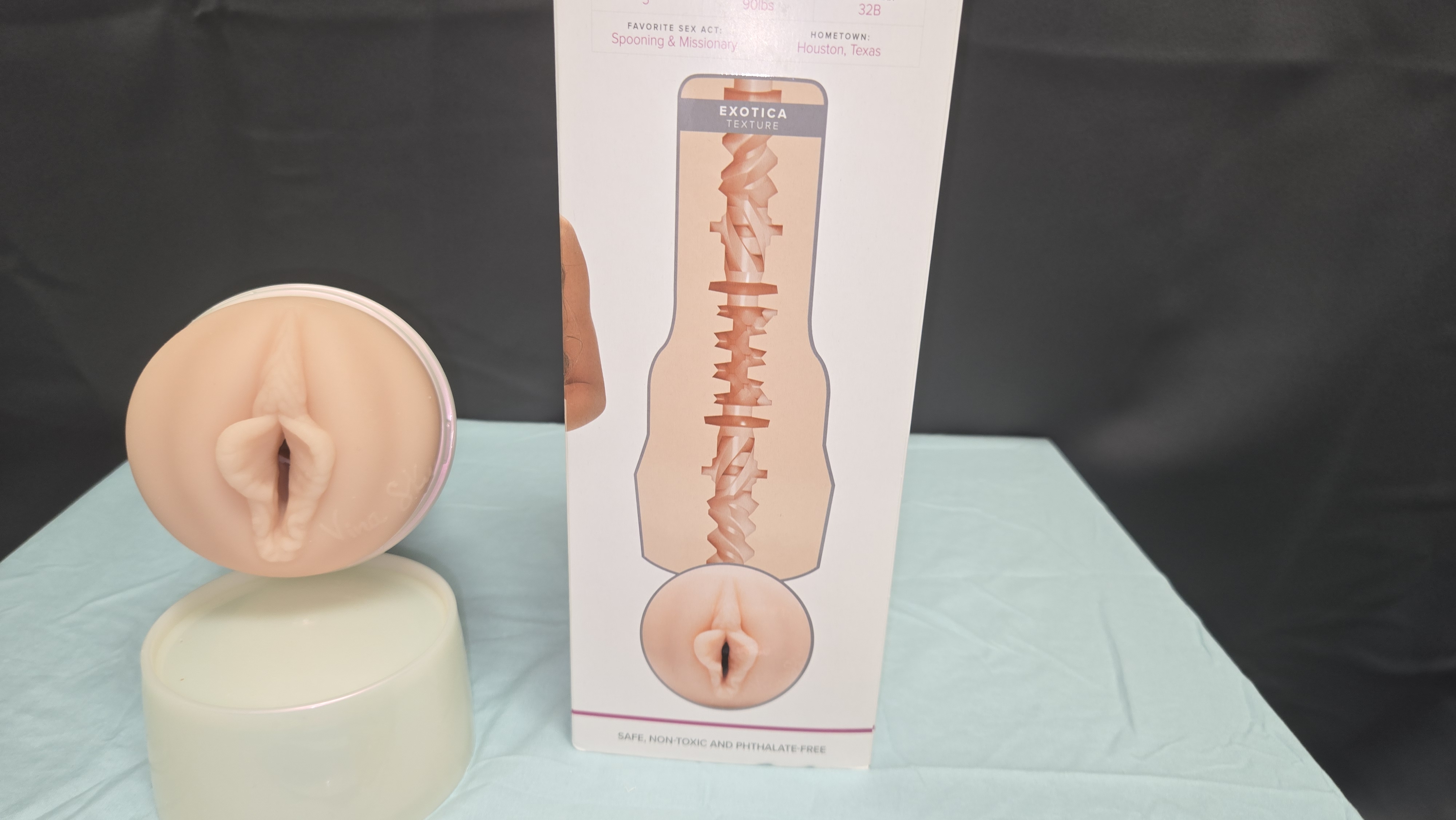 This picture shows the chambers that are within the Fleshlight Vina Sky Exotica sleeve. This picture shows the chambers that are within the Fleshlight Vina Sky Exotica sleeve.