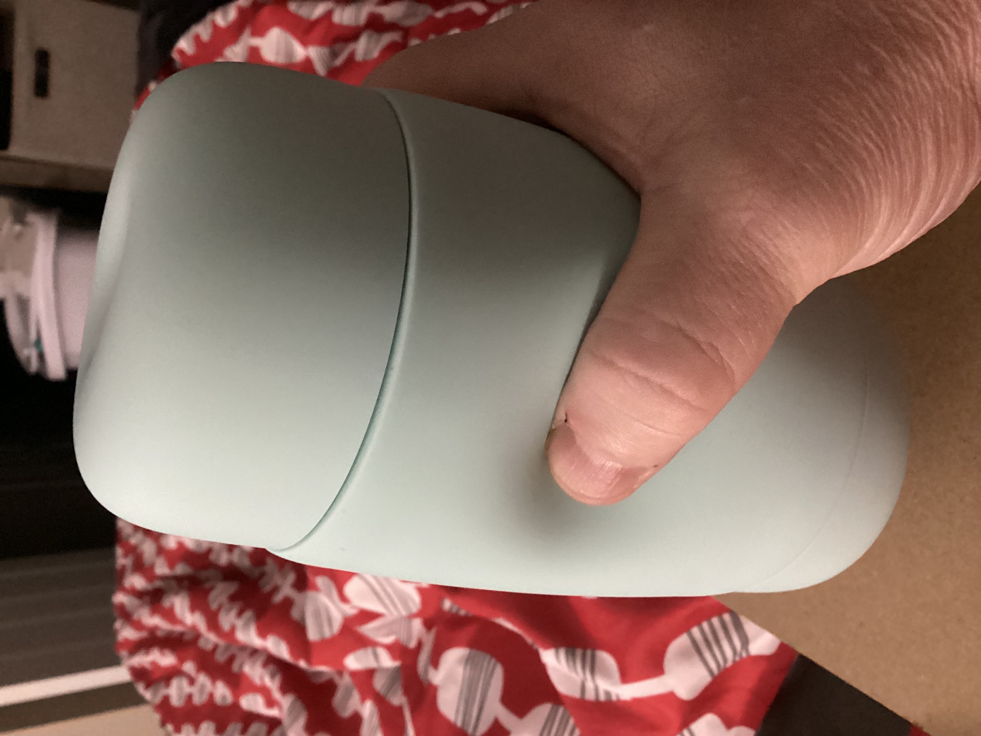 The picture shows how difficult it is for users to grip the Tenga Puffy Mint Green Sleeve. The picture shows how difficult it is for users to grip the Tenga Puffy Mint Green Sleeve.