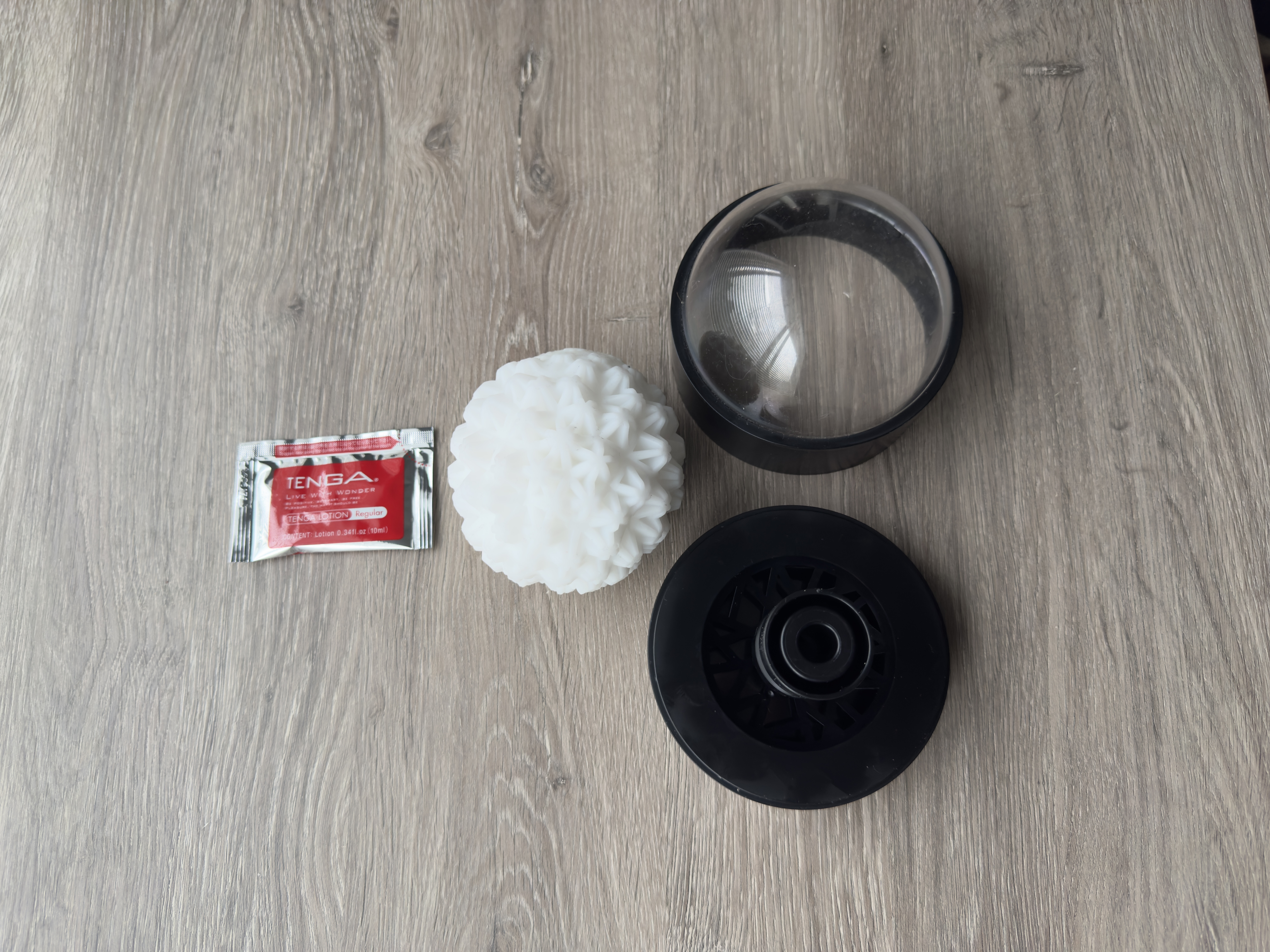 Featured are all the elements included in the packaging of the Tenga Geo Coral penis toy. Featured are all the elements included in the packaging of the Tenga Geo Coral penis toy.