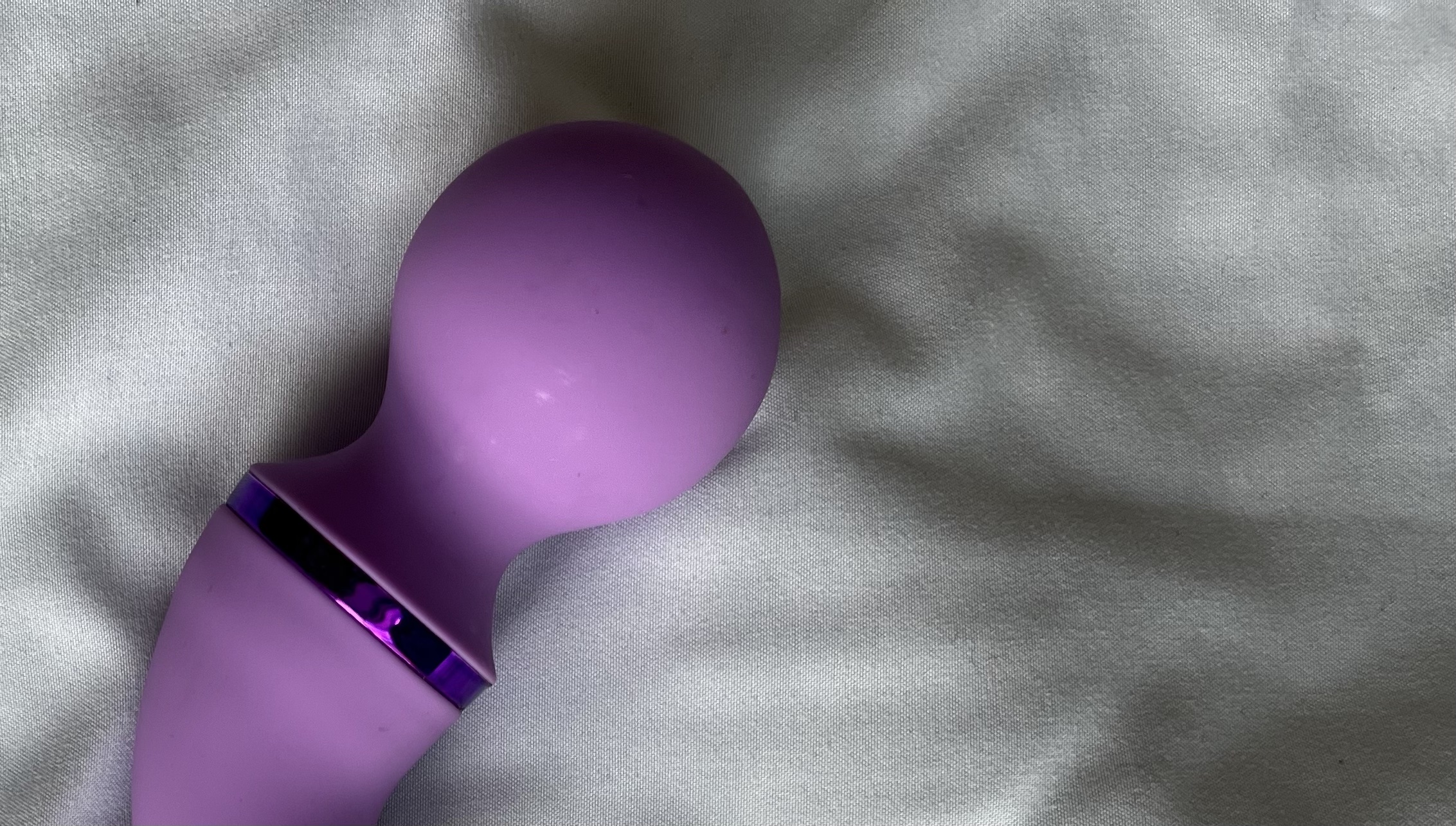 Pictured is the head of the Pipedream Fantasy For Her Duo Wand, showcasing the curvature of the toy. Pictured is the head of the Pipedream Fantasy For Her Duo Wand, showcasing the curvature of the toy.