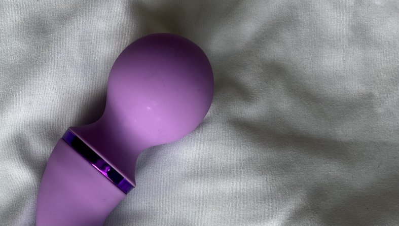Pictured is the head of the Pipedream Fantasy For Her Duo Wand, showcasing the curvature of the toy. Pictured is the head of the Pipedream Fantasy For Her Duo Wand, showcasing the curvature of the toy.