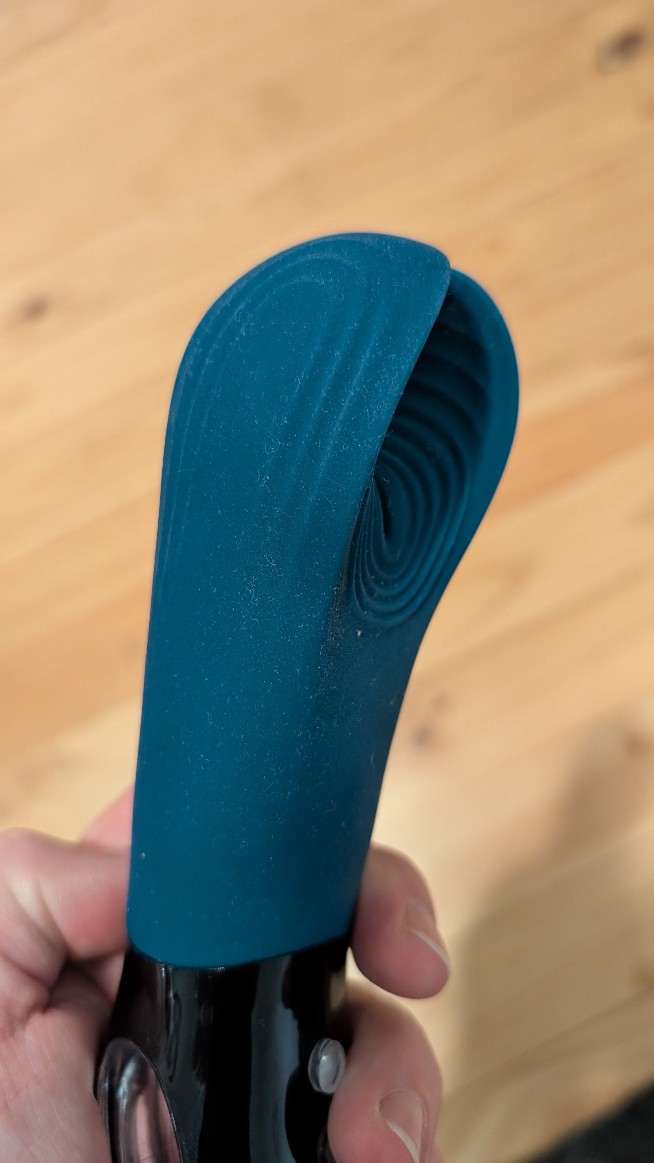 Side angle that showcases the ridges on the Fun Factory Manta.