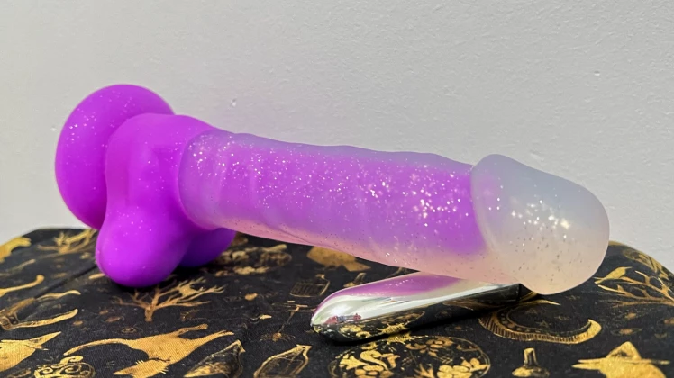 "Hott Love Extreme Glow-in-the-Dark Dildo" Review: Cum With Me