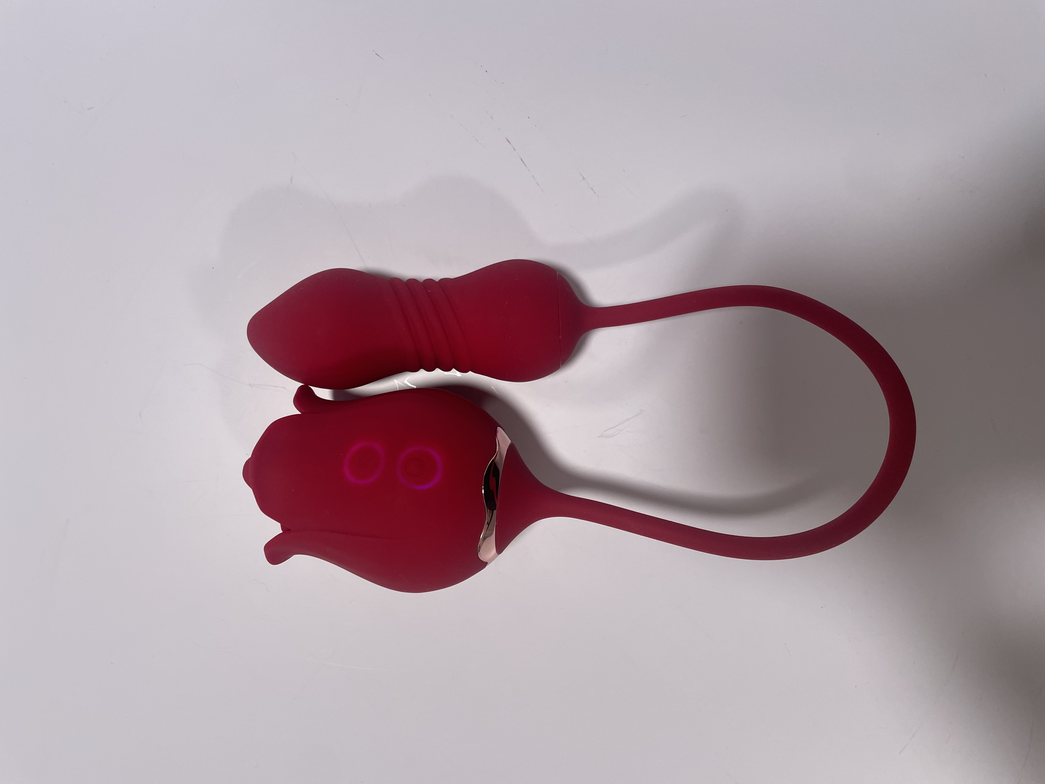 The picture shows the buttons on the sex toy, and all the controls that the device offers. The picture shows the buttons on the sex toy, and all the controls that the device offers.