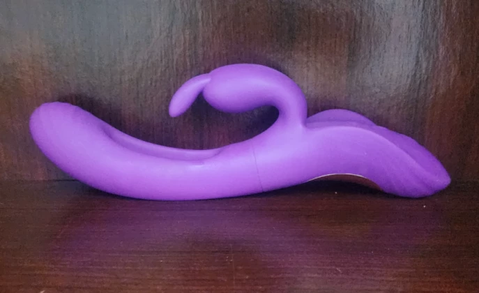 Shooting For the Moon: VERA's InsideOut Rechargeable G-Spot and Clitoral Stimulator Review